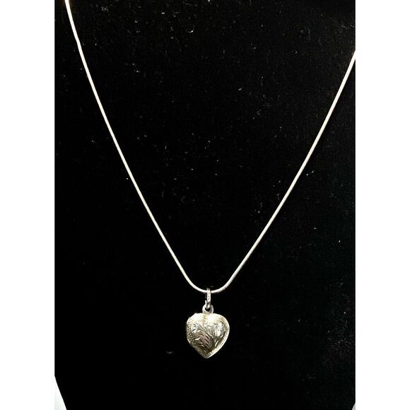IB# Beautiful Dainty Heart Locket Necklace - Picture 8 of 11